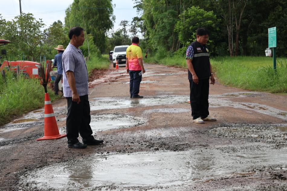 ลงพื้นที่ตรวจสอบงานซ่อมแซ่มถนนที่ชำรุดเป็นหล่อบ่อบนถนนเส้นทางบ้านหนองเม็ก หมู่ที่ 7 ไป บ้านสมพรรัตน์ 