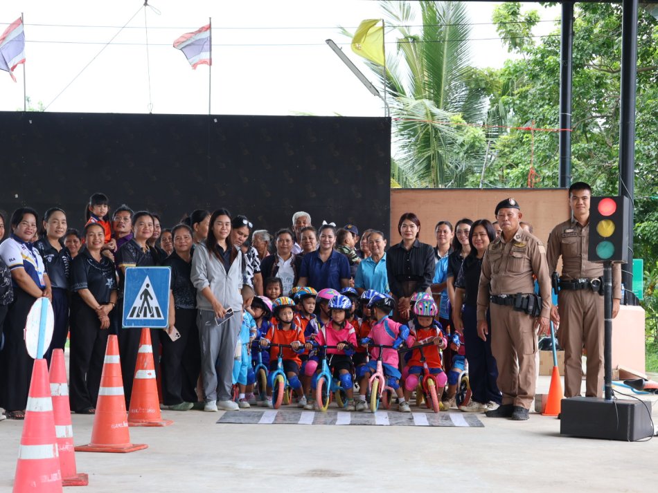 องค์การบริหารส่วนตำบลโนนค้อ ได้จัดโครงการหนูน้อยปฐมวัยสวมหมวกนิรภัย มีวินัยจราจรประจำปีงบประมาณ พ.ศ.2569 
