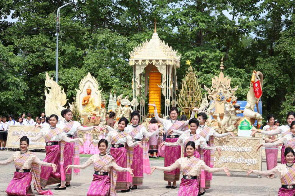"ฮิตฮอยศรัทธา ฮุ่งเฮืองเมืองบุณ" ภาพประเพณีแห่เทียนเข้าพรรษา อำเภอบุณฑริก ประจำปี๒๕๖๘