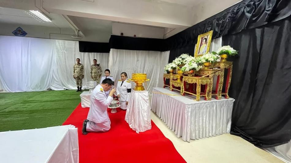 ร่วมพิธีสรงน้ำพระบรมศพ และลงนามแสดงความไว้อาลัยเบื้องหน้าพระฉายาลักษณ์ สมเด็จพระนางเจ้าสิริกิติ์ พระบรมราชินีนาถ พระบรมราชชนนีพันปีหลวง