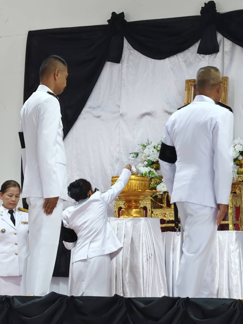 องค์การบริหารส่วนตำบลโนนค้อ ร่วมพิธีถวาย￼น้ำสรงพระศพ เบื้องหน้าพระรูปสมเด็จพระเจ้าลูกเธอ เจ้าฟ้าพัชรกิติยาภาฯ และพิธีลงนามถวายความอาลัยน้อมรำลึกพระกรุณาธิคุณอันหาที่สุดไม่ได้ 