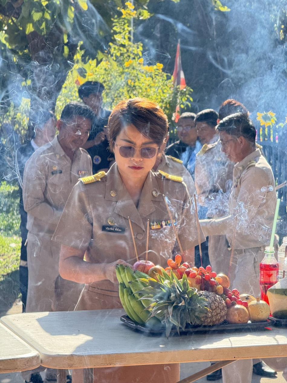  ร่วมไหว้ศาลพระภูมิเจ้าที่ ขอพรเพื่อเสริมสิริมงคลให้ชีวิตมั่นคง ราบรื่น มีโชคลาภ ความเจริญก้าวหน้าในหน้าที่การงาน ป้องกันภัยพิบัติ และเป็นศูนย์รวมจิตใจทุกท่าน ณ องค์การบริหารส่วนตำบลโนนค้อ 
